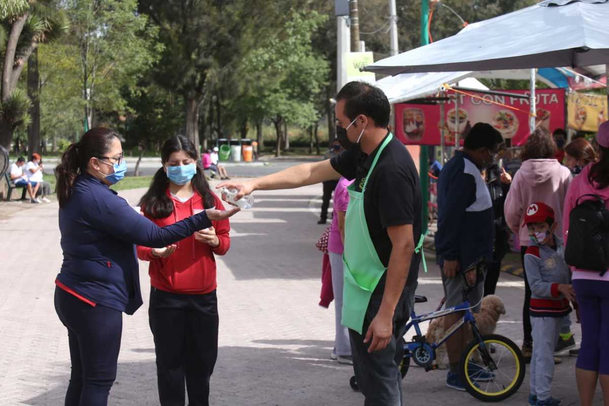 Comercios que han abierto en CdMx respetan las medidas sanitarias para evitar contagios. (Juan Carlos Bautista)