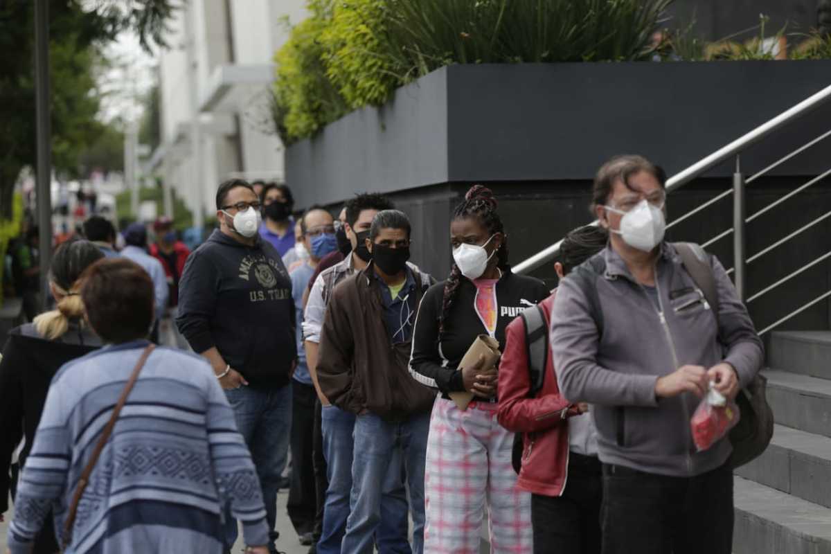 En la Ciudad de México decenas de personas han hecho fila para ingresar a centros comerciales. (Omar Franco)