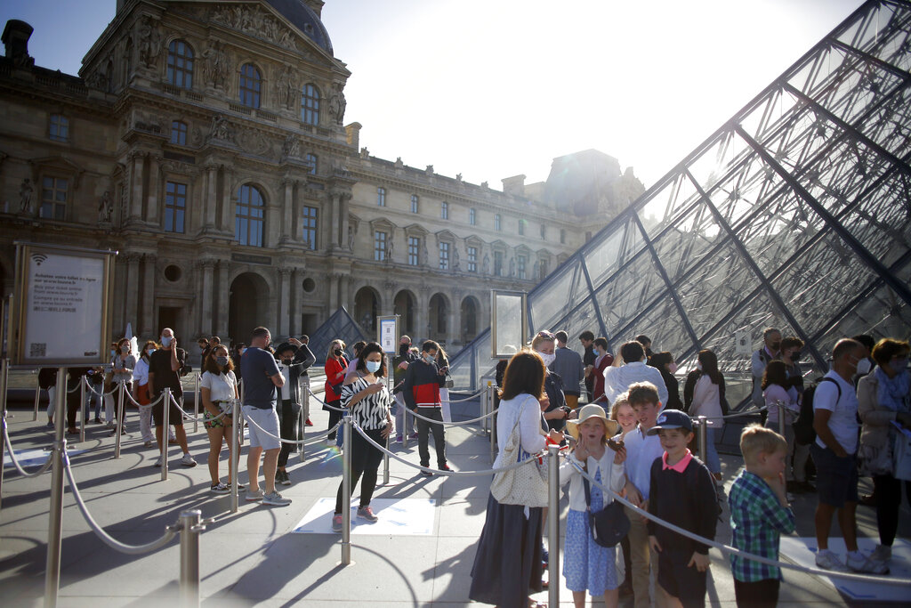 Francia mantiene la reaprtura de sus actividades; el lunes pasado volvió a abrir el Mueso de Louvre en París. (AP)
