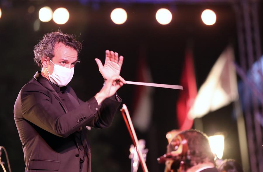 El maestro Hisham Gabr usa una mascarilla mientras dirige la Orquesta Sinfónica del Cairo. (EFE)