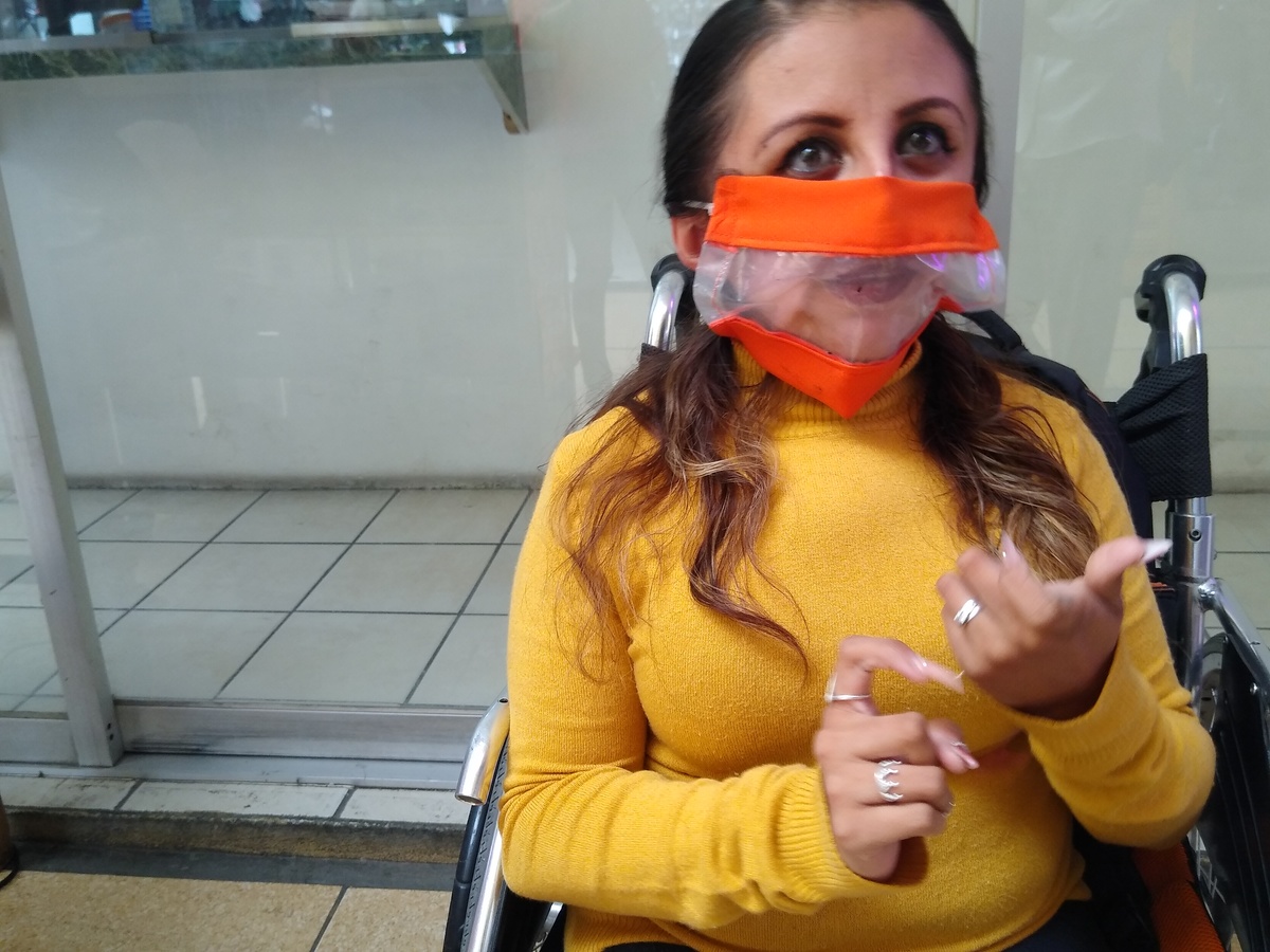 Las personas sordomudas por su condición deben tener el rostro descubierto para hacer lectura de labios. (Apolonia Amayo)
