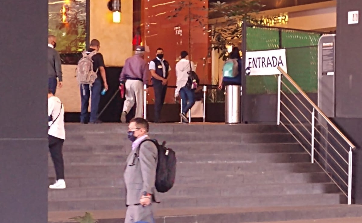 En Reforma 222 hay menos afluencia de personas. (César Velázquez)