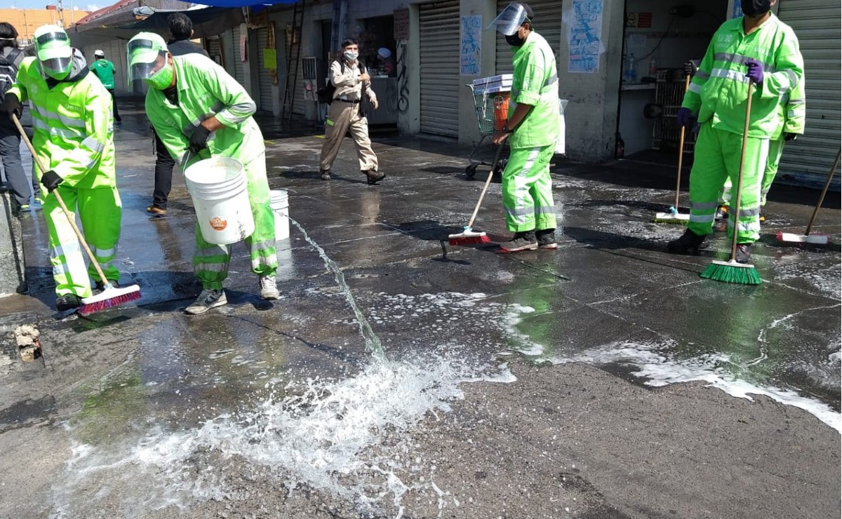 El gobierno aportó pipas con agua, máquinas hidrolavadoras manuales y mecánicas para limpiar calles. (César Velázquez)
