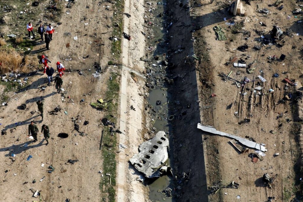 El informe señala que el primero de los dos misiles disparados contra el avión fue activado por el operador de una batería de defensa. (AP)