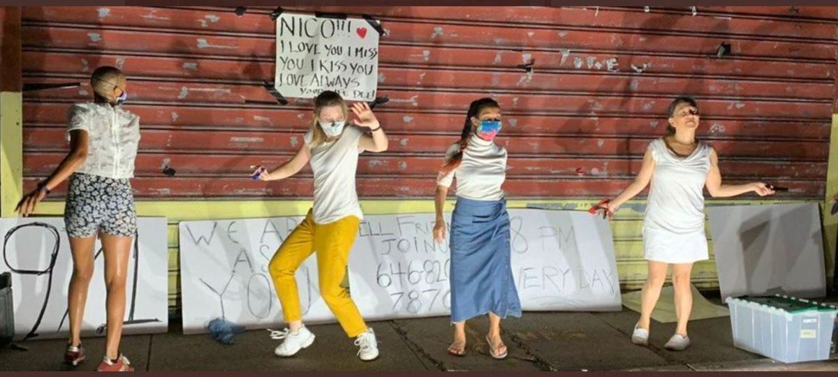 Michelle Hatchette (de short blanco) y Nicky Clyne (de amarillo)  le bailan a Raniere fuera del Centro de Detención Metropolitano de Brooklyn. (Instag