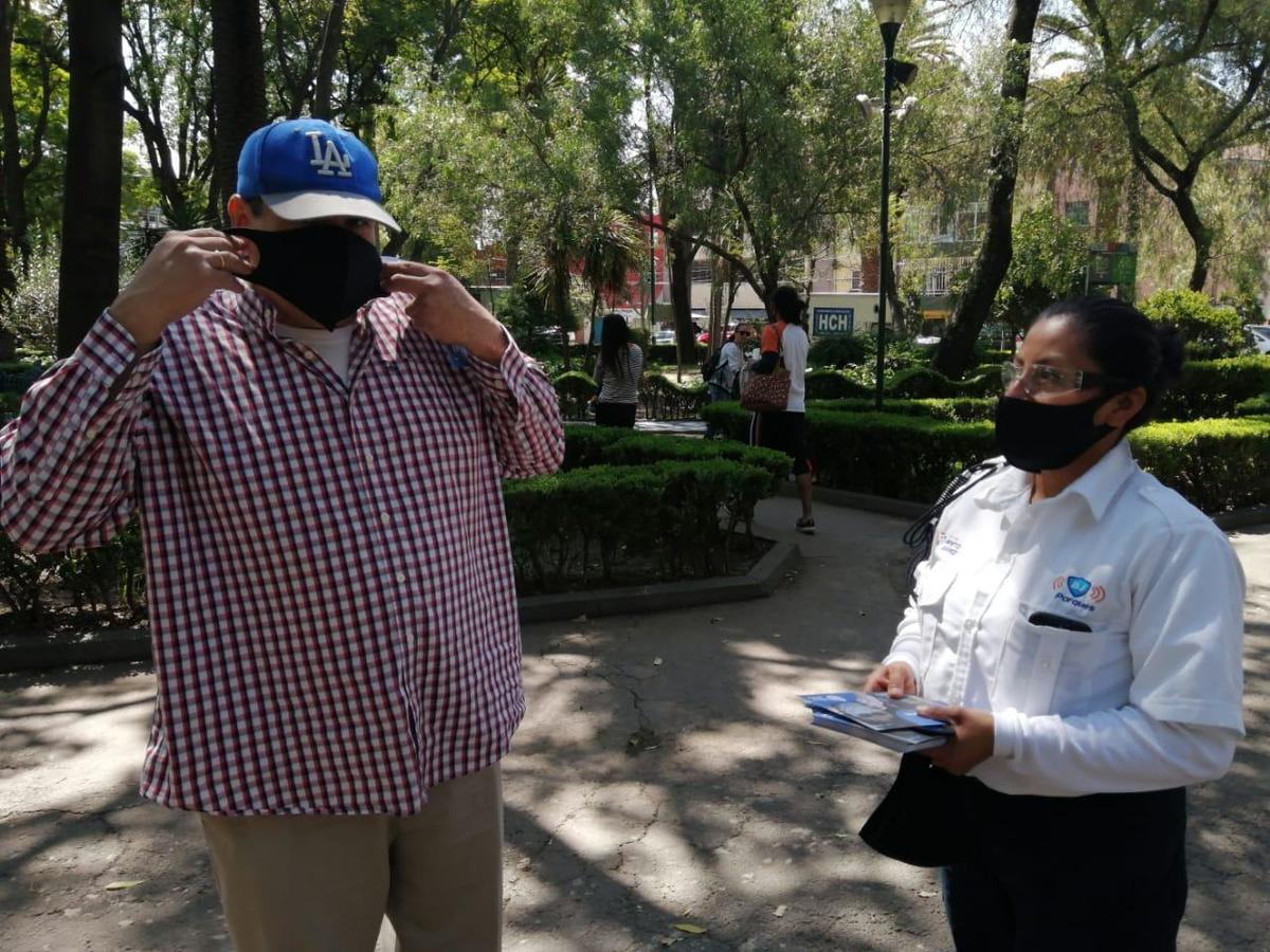 Personal de la Benito Juárez entregó tapabocas  y una guía a la población. (Especial)