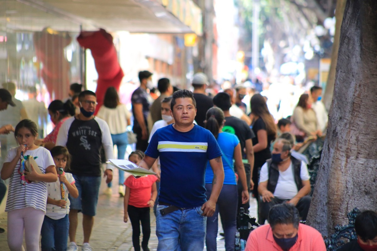 Personas se desbordan en el Centro Histórico. (Andrés Lobato)