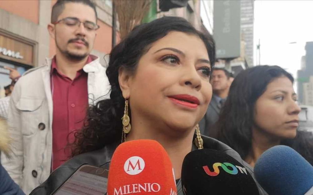 La alcaldesa, Clara Brugada, dijo que que el apoyo económico será a través de tres entregas de 2 mil pesos. (Archivo)