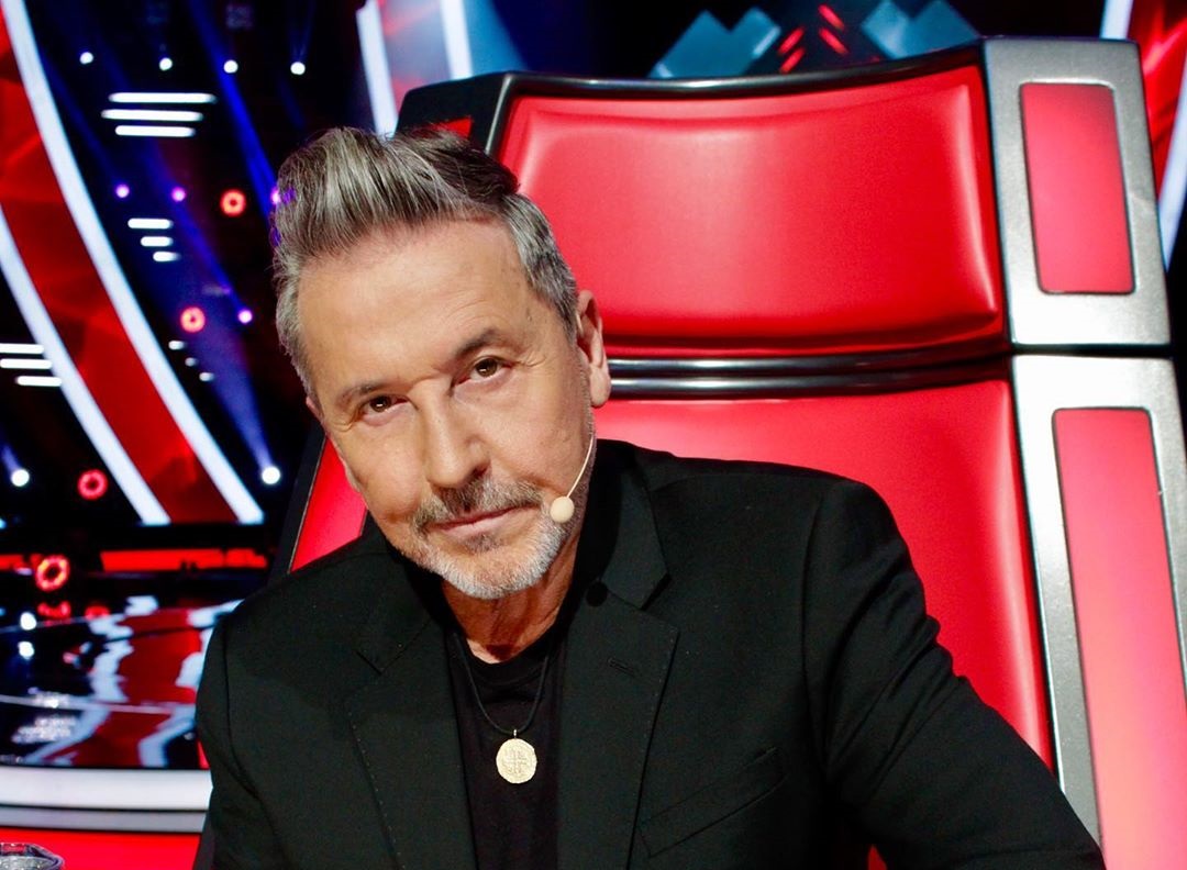El cantante se mostró melancólico en un momento del programa (Instagram @lavoztvazteca).