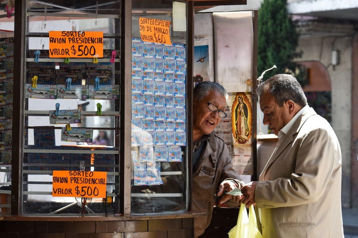 Un cliente comprando su cachito para la rifa del Avión Presidencial.  (Cuartosuro/Archivo)