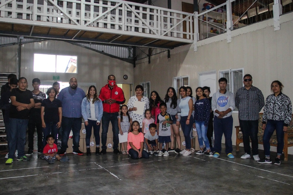 El empresario Guillermo Aguilar entregó despensas a la Casa Hogar a nombre de Lobos BUAP. (Especial)