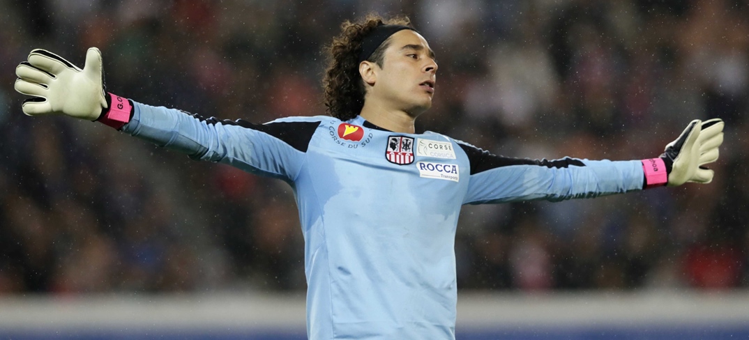 Guillermo Ochoa en el Ajaccio (AFP)