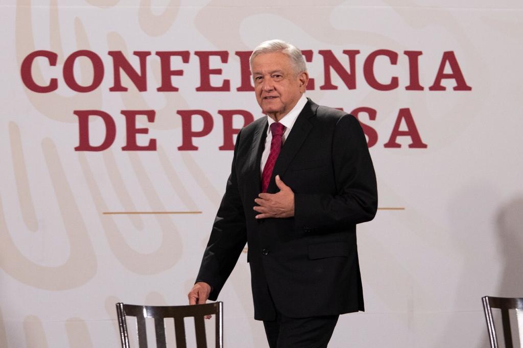 López Obrador en Palacio Nacional, llegando a su conferencia mañanera. (Cortesía)