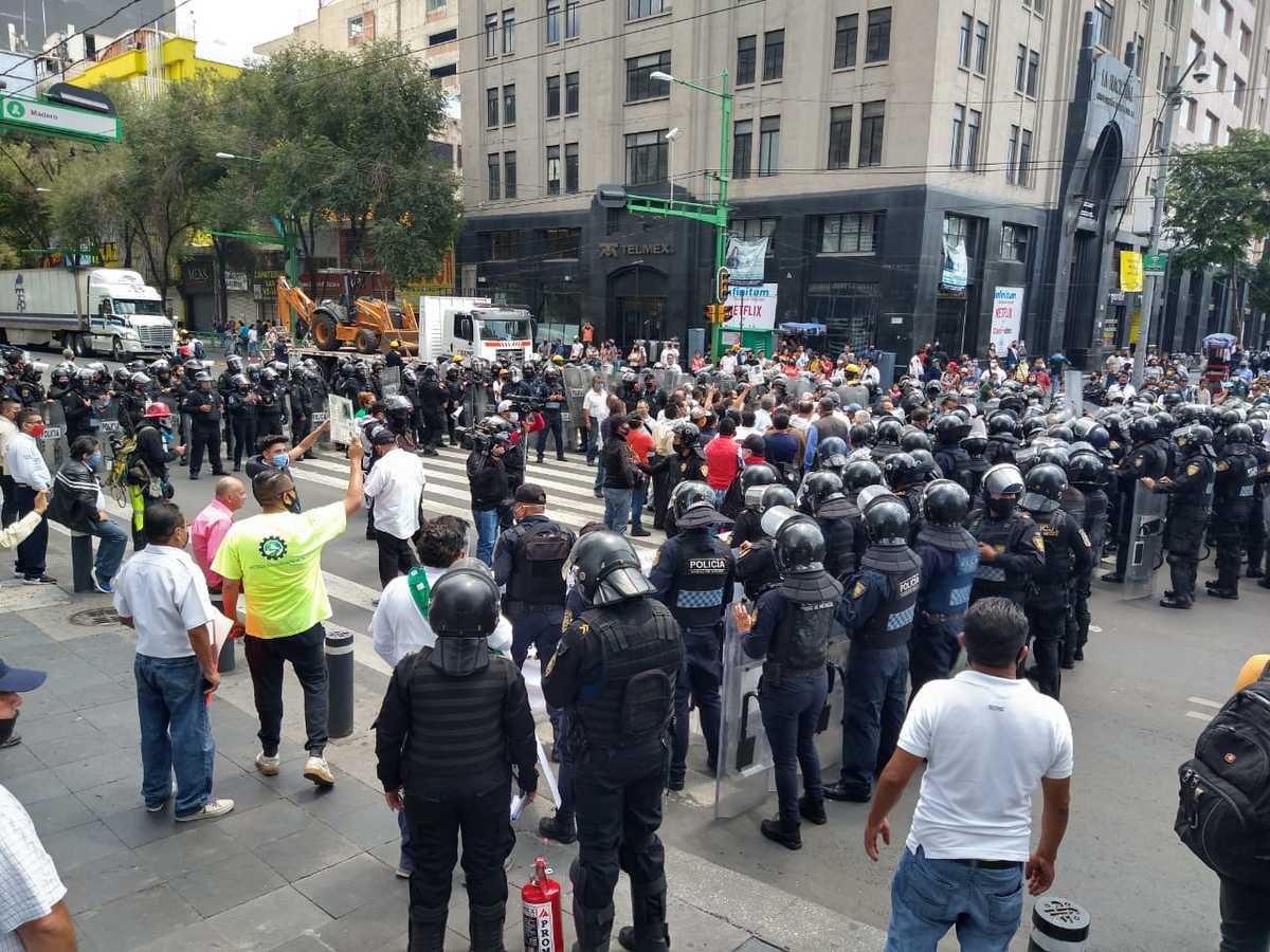 Los taxistas bloquearon el Eje Central por aproximadamente 30 minutos. (César Velázquez)