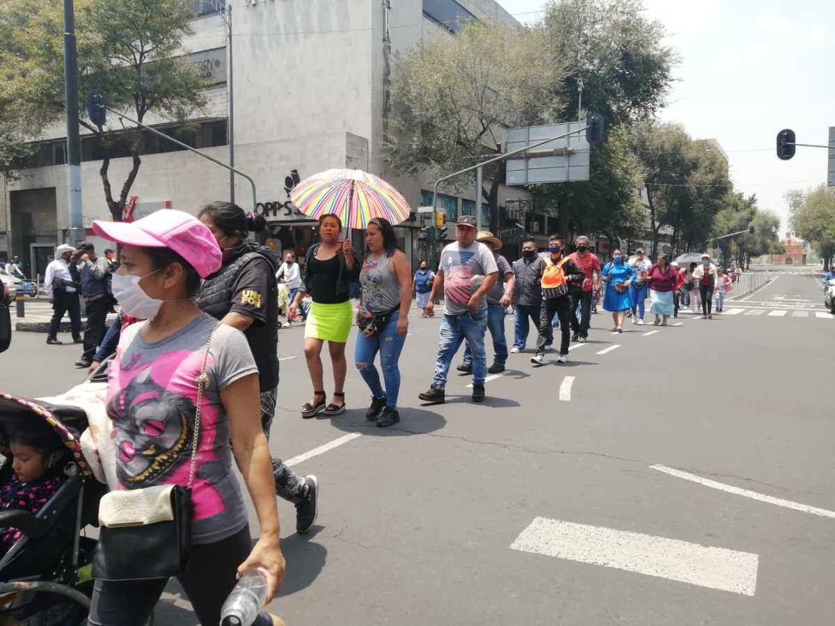 Artesanos indígenas protestan en avenida 20 de Noviembre en CdMx. | Awar Nájera