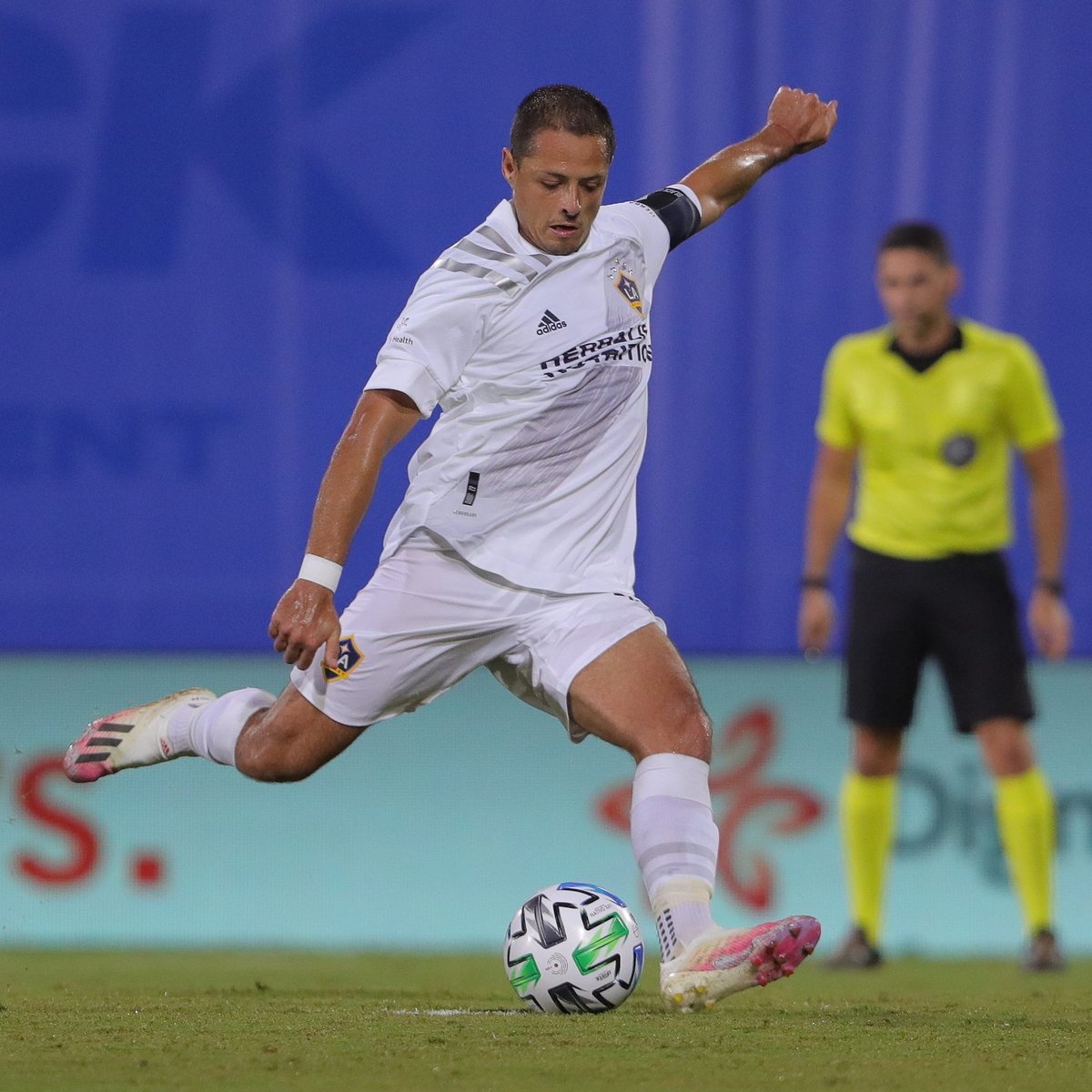 'Chicharito' Hernández marca su primer gol en la MLS en derrota del LA Galaxy (Twitter @MLS)