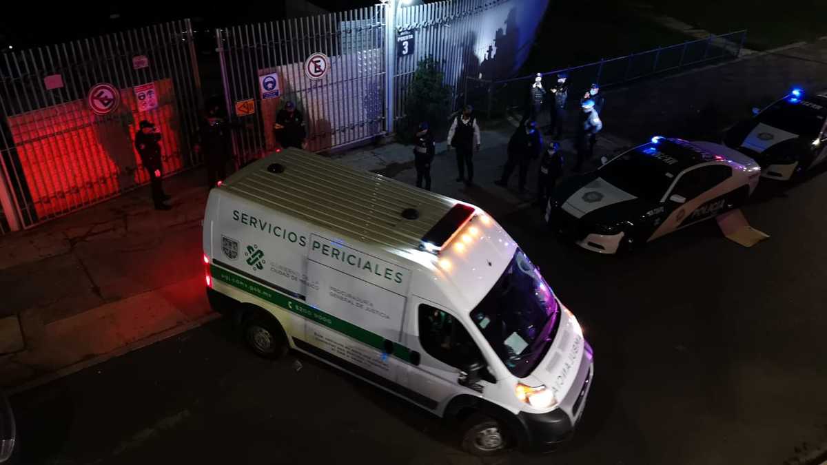 Policías y peritos llegaron a  retirar el cuerpo./ Alejandro González