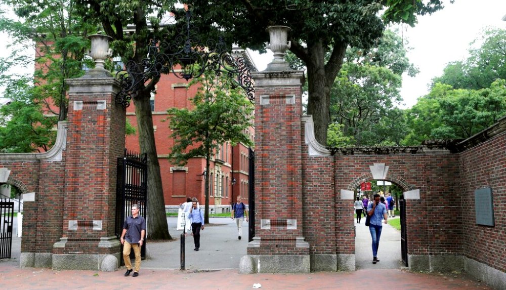 La Universidad de Harvard ya había interpuesto una queja por la decisión. (AP)