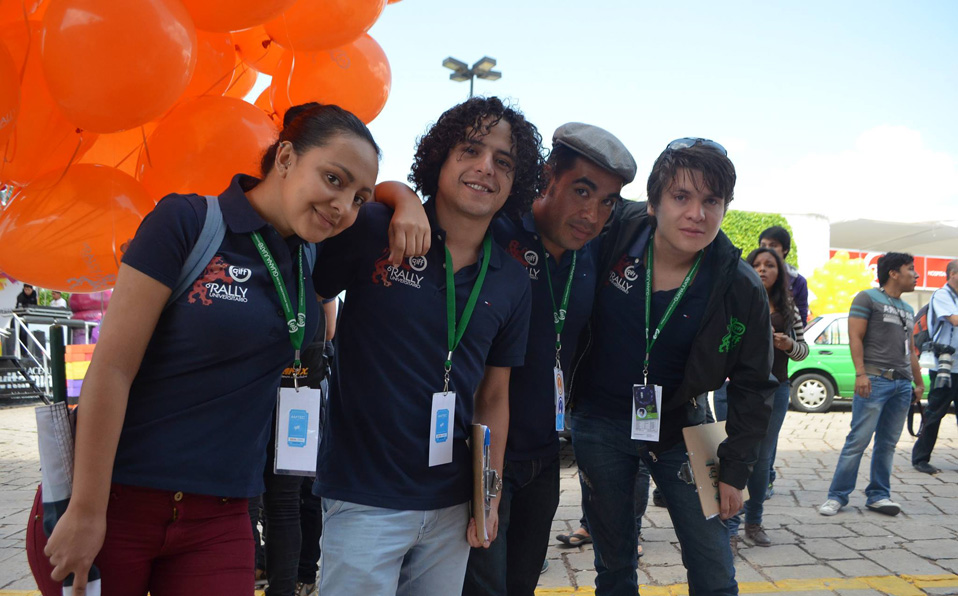 Los voluntarios llegan a crear lazos personales y profesionales en la industria fílmica y cultural. (Cortesía GIFF)