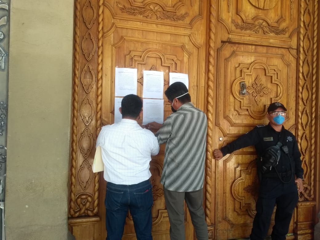 En esta ocasión fueron fijados siente documentos en la puerta principal. (Apolonia Amayo)