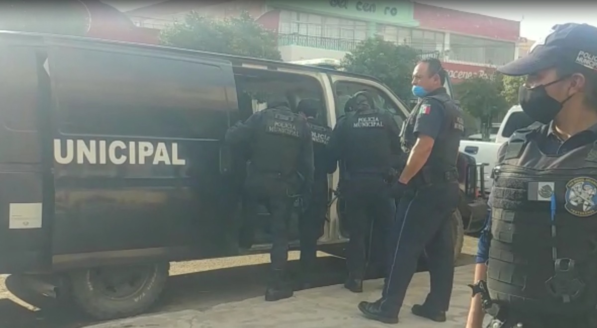 Los policías que fueron detenidos fueron presentados a la FGR en Querétaro. (Estrella Álvarez)