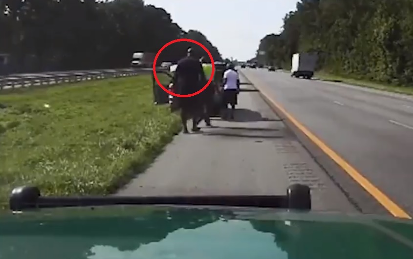 Shaquille O'Neal ayuda a mujer en la carretera (Especial)