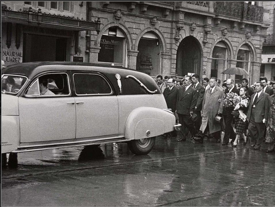 Fotografía del cortejo fúnebre de Frida Kahlo (autor anónimo). Especial