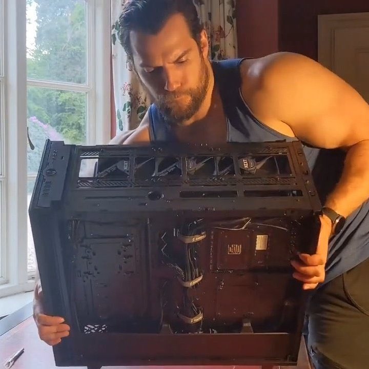 Henry Cavill (Instagram).