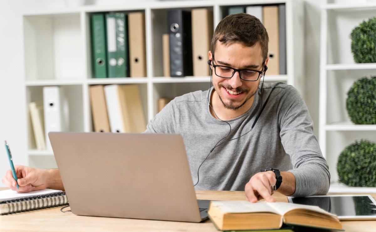 Jóvenes tienen la oportunidad de aprender diferentes idiomas desde su casa. (Foto Freepik)