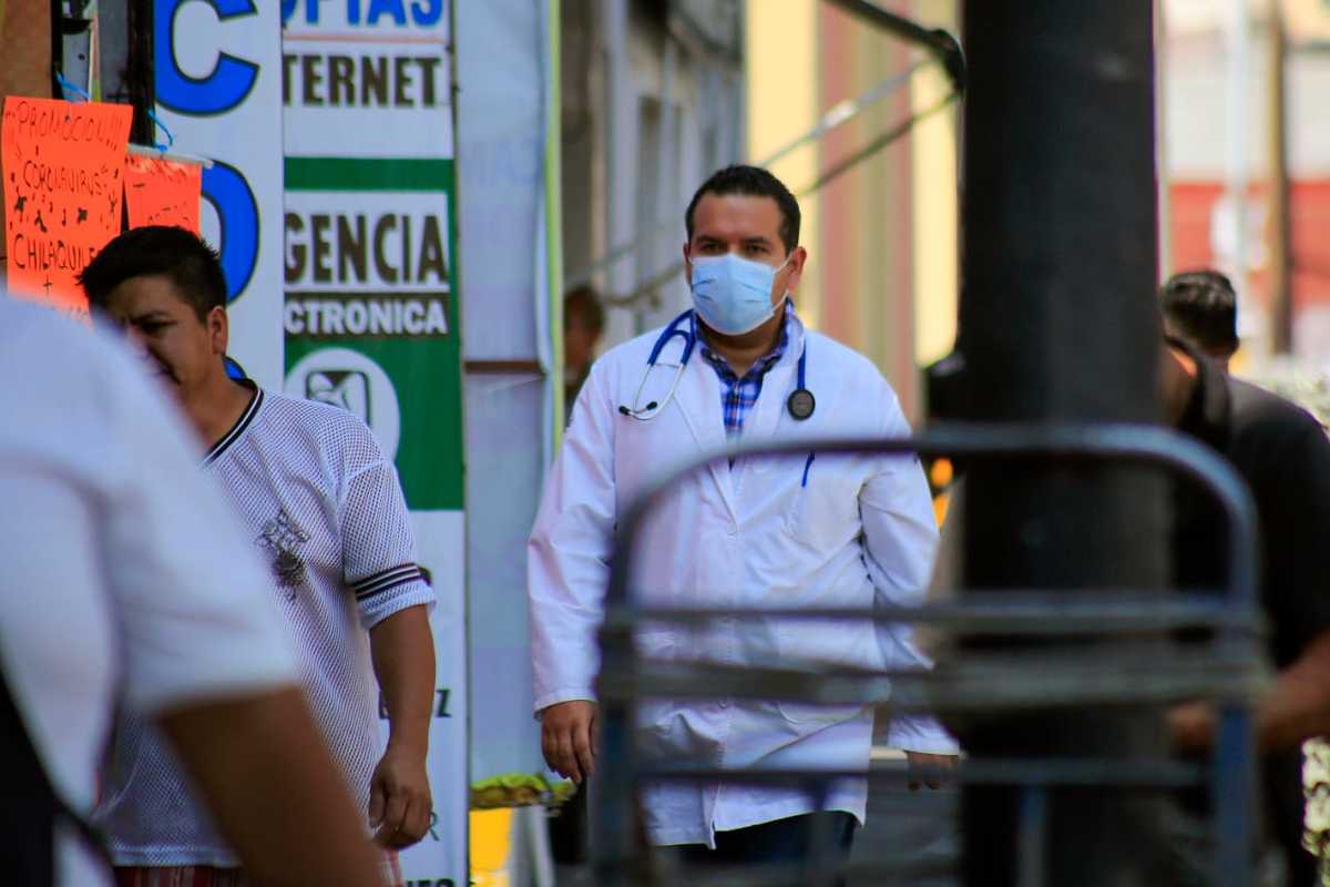 Un médico camina cerca de un hospital dedicado a la atención de enfermos con covid-19. (Andrés Lobato)