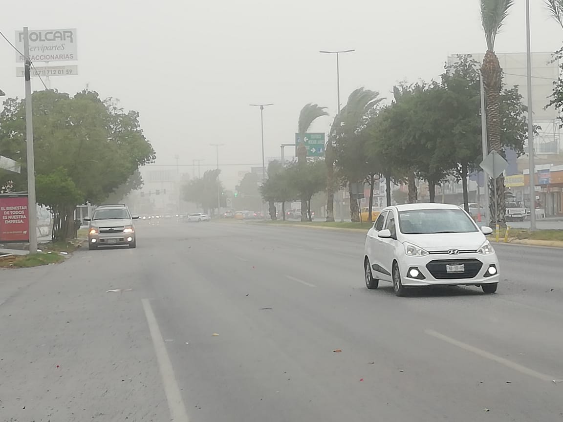 Minutos antes de las 19:00 horas aumentó su velocidad y levantó el polvo. (Jorge Maldonado)