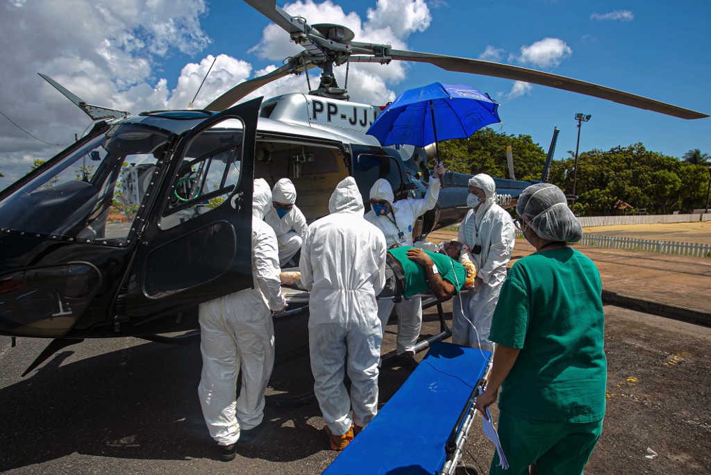 Un paciente de coronavirus de 77 años es trasladado al estado brasileño de Para. (AFP)