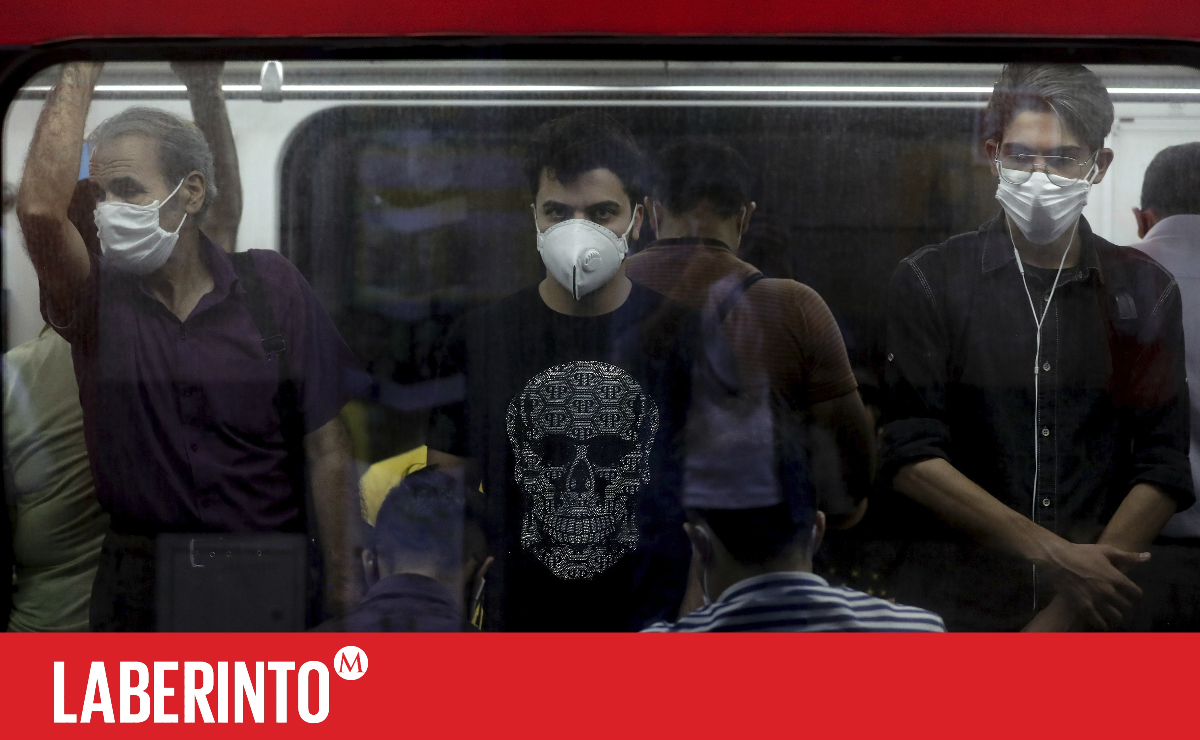 Personas con mascarilla viajan en transporte colectivo. (Foto: Ebrahim Noroozi | AP)