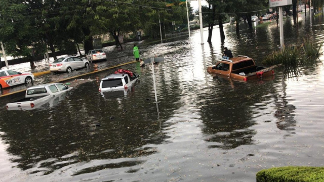 Tormenta deja inundaciones y al menos 29 autos varados en Zapopan y Guadalajara