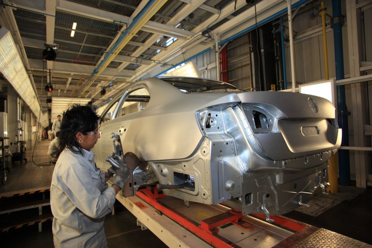 Una trabajadora en la línea de producción de la armadora alemana Volkswagen. (Andrés Lobato)