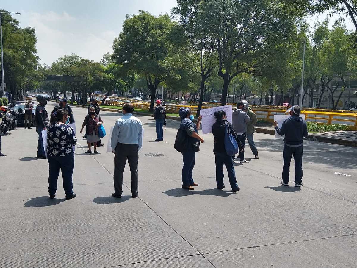 Trabajadores de penales bloquean carriles de Circuito Interior. | César Velázquez