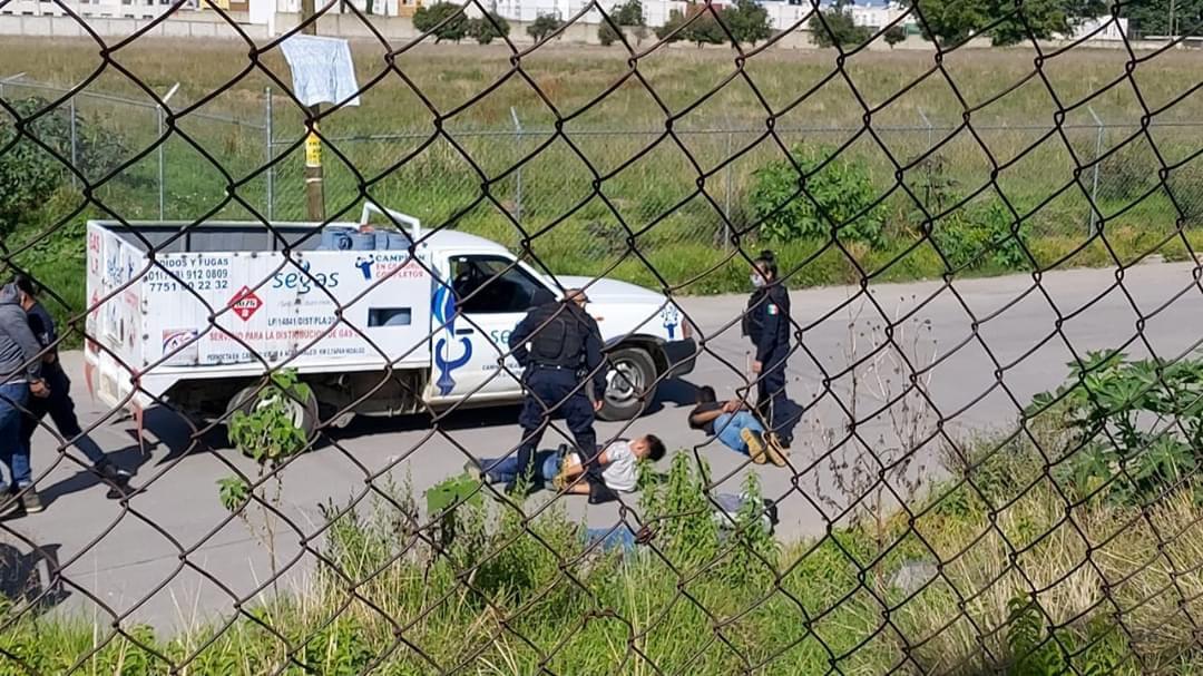 Los uniformados repelieron la agresión y lograron someterlos para asegurarlos. (Especial)