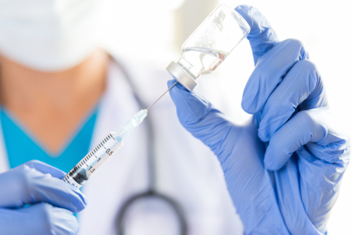 La vacuna contra el coronavirus de la universidad de Oxford produjo una “doble defensa”. (shutterstock)
