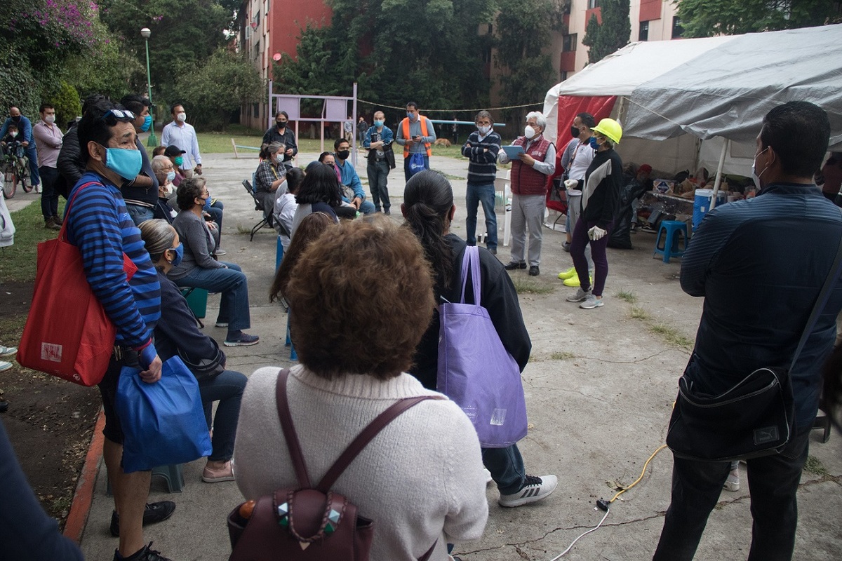 Los vecinos fueron desalojados para evaluar las condiciones del edificio después del sismo del 23 de junio. (Cuartoscuro)