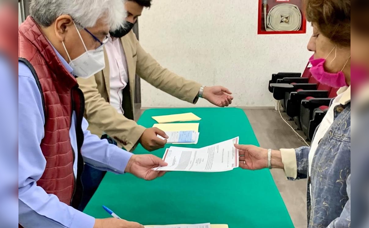El alcalde Chíguil Figueroa, en compañía del director de Desarrollo Social, Rubén Linares, entregaron los apoyos. (Cortesía)