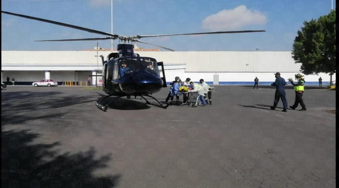 El helicóptero aterrizó en el estacionamiento de una tienda de autoservicio, donde fue recibido por paramédicos del ERUM. (Jorge Becerril)