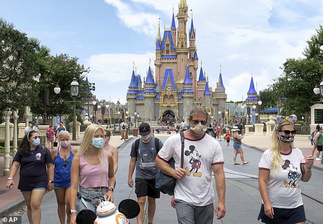 Las jóvenes habrían asistido a la reapertura de Disney World con síntomas de coronavirus. (AP)