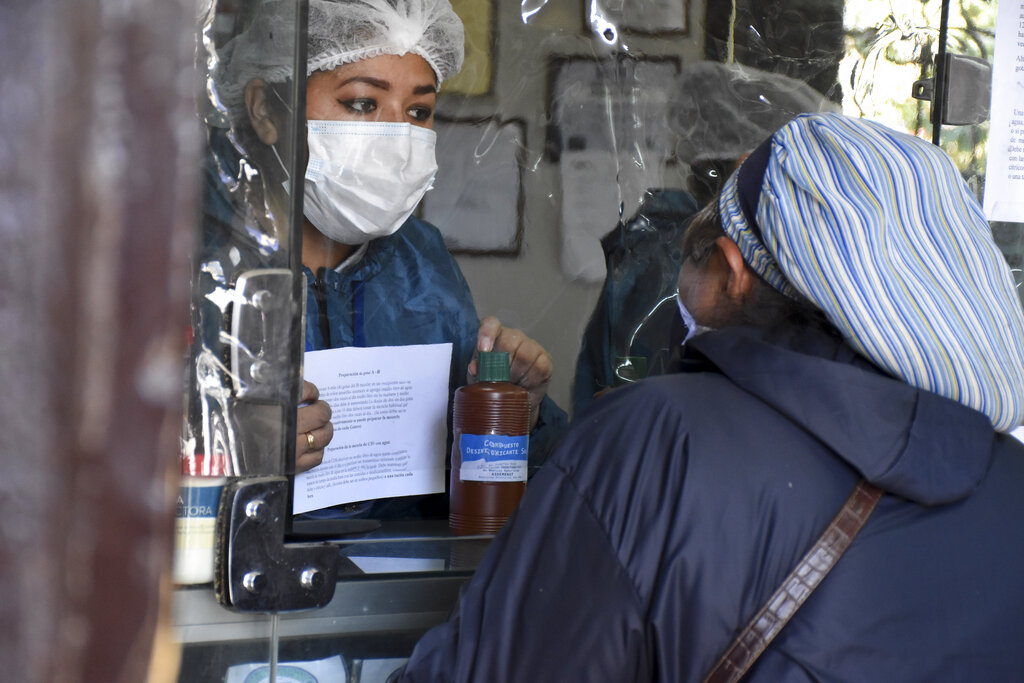 La OPS no recomienda el uso de dióxido de cloro para curar el coronavirus. (AP)