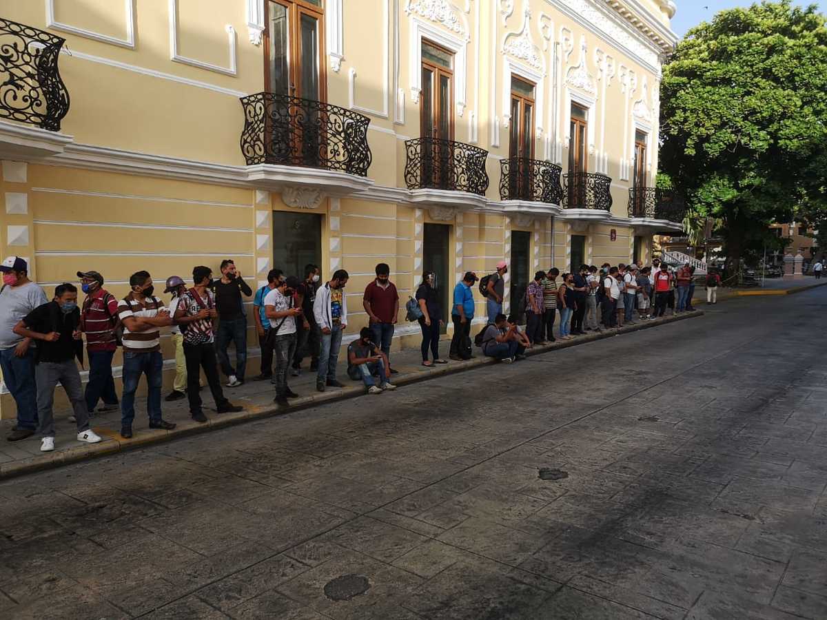Pese a la alerta de coronavirus, se pueden obervar las filas para subir al transporte público. (Francisco Mejía)