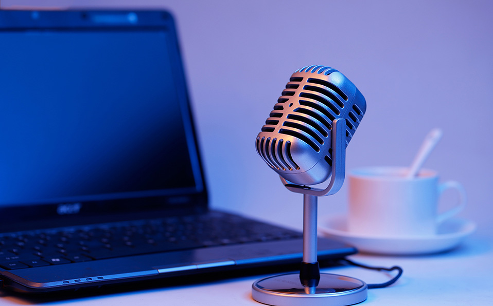 El podcast nació desde el 2004 y es la combinación de la palabra iPod  y broadcasting. (Foto xb100, Freepik)