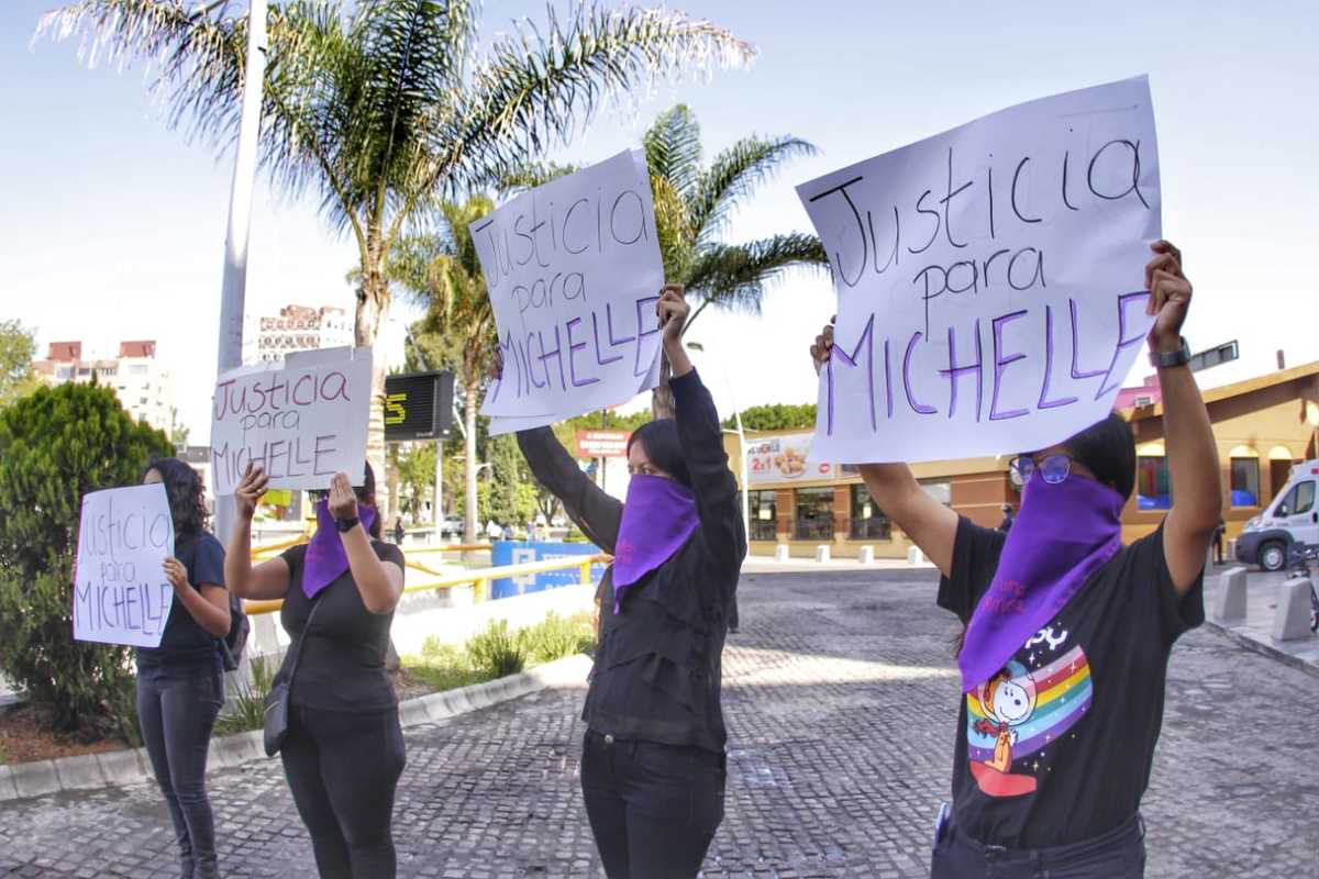 Autoridades hacen guardia de honor al Benemérito, pero evitan a las manifestantes. (Melanie Torres)