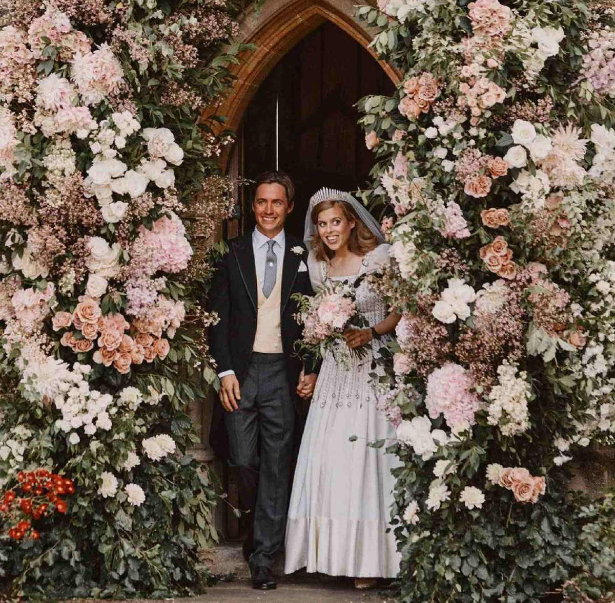 La boda de la princesa Beatriz estaba programada para mayo, pero se retrasó por la pandemia (Twitter).