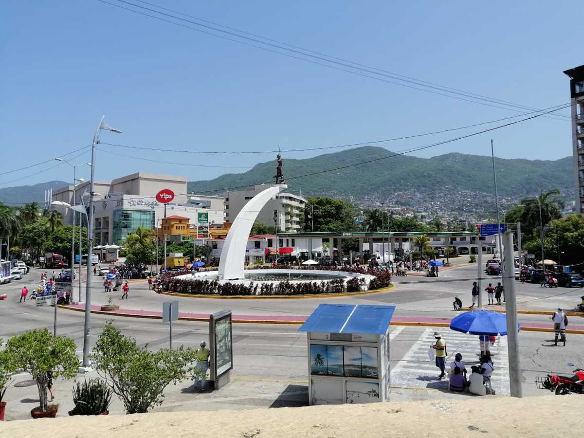 Comerciantes de las playas de Acapulco manifestándose en la Diana Cazadora. (Javier Trujillo)