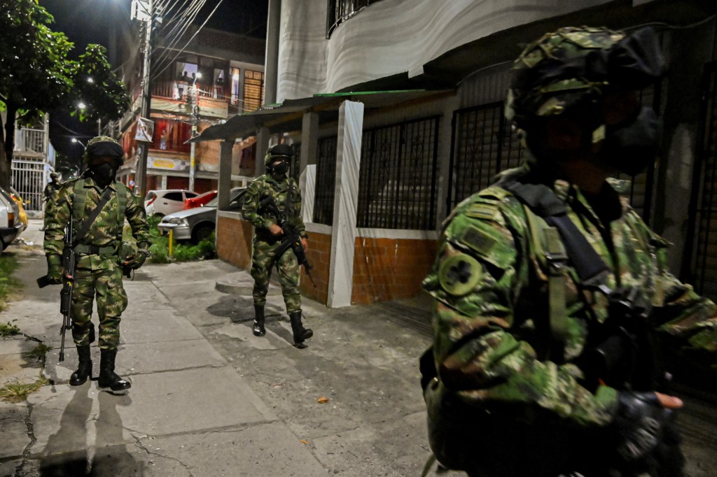 El ejército de Colombia reforzó la presencia militar en la zona y se mantiene en búsqueda de explosivos. (AFP)