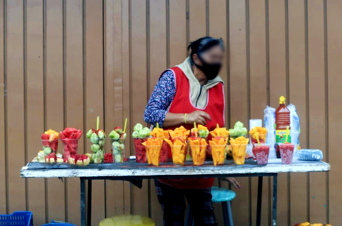 Por las mañanas comienzan a picar la fruta, preparan bolsas con dulces, palomitas, manzanas con chamoy y diversas botanas. (Sánchez-Hidalgo)